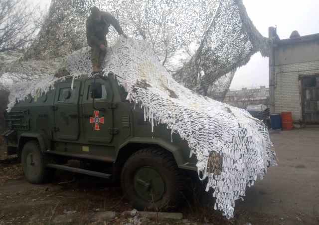 Новітній бронеавтомобіль ''Козак'' з V-подібним днищем під історико-археологічною сіткою